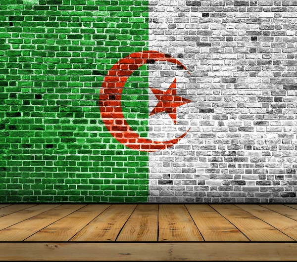 Drapeau Algérie peint sur un mur de briques avec plancher en bois — Photo