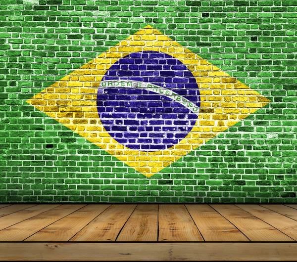 Bandeira do Brasil pintada em parede de tijolo com piso de madeira — Fotografia de Stock