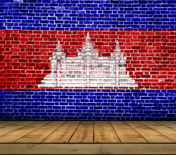 Bandeira do Camboja pintada na parede de tijolo com piso de madeira — Fotografia de Stock