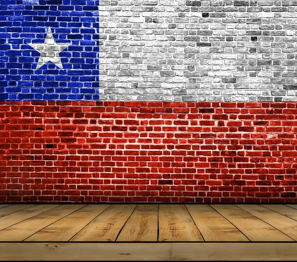 나무 바닥을 가진 벽돌 벽에 그려진 칠레 깃발 — 스톡 사진