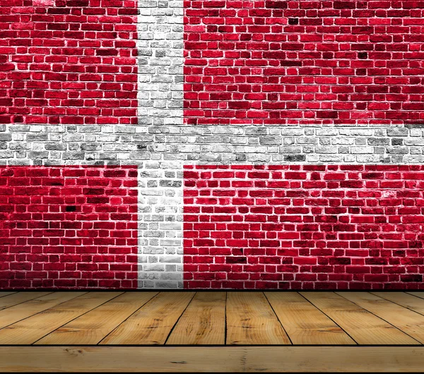나무 바닥을 가진 벽돌 벽에 그려진 Denemark 깃발 — 스톡 사진