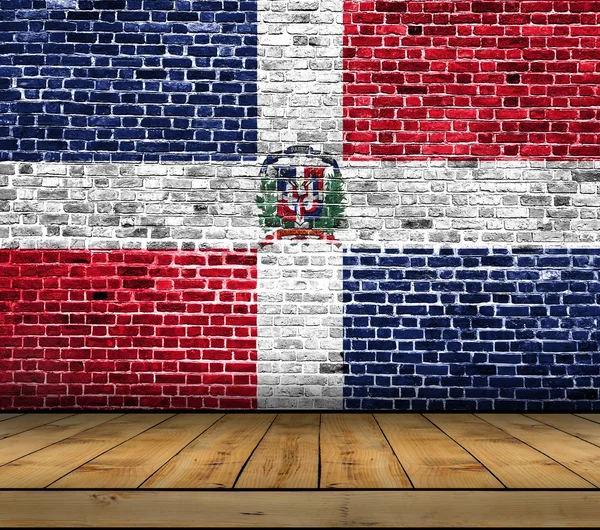 Флаг Доминиканской Республики раскрашен на кирпичной стене с деревянным полом — стоковое фото