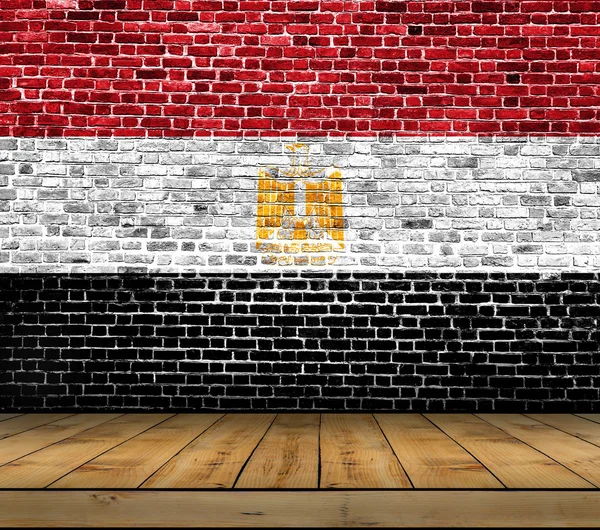埃及国旗画在砖墙上与木地板 — 图库照片