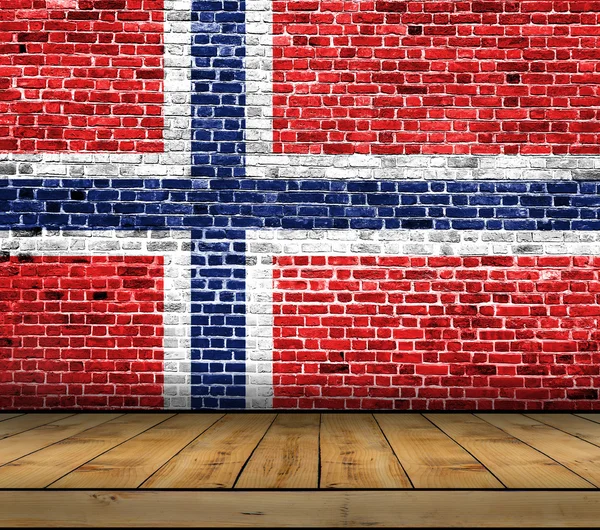 Bandeira da Noruega pintada na parede de tijolo com piso de madeira — Fotografia de Stock