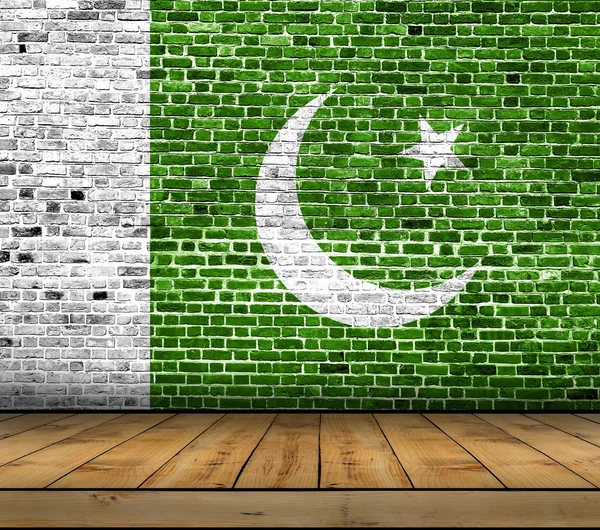 Σημαία του Πακιστάν ζωγραφισμένο σε τοίχο από τούβλα με ξύλινο πάτωμα — Φωτογραφία Αρχείου