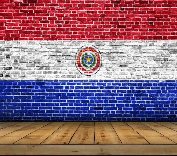 Флаг Парагвая раскрашен на кирпичной стене с деревянным полом — стоковое фото