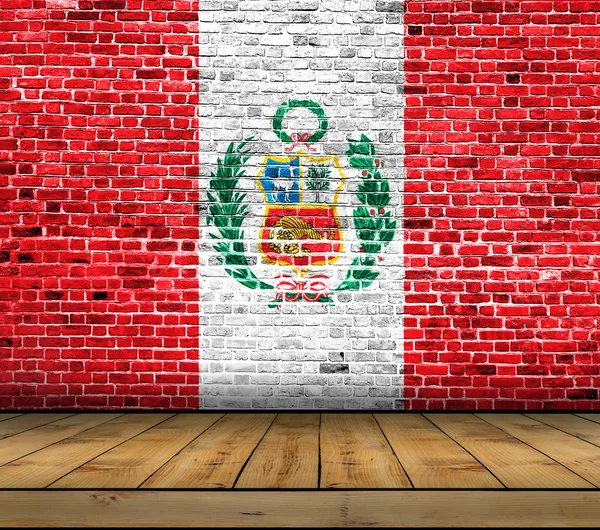 나무 바닥을 가진 벽돌 벽에 그려진 페루 깃발 — 스톡 사진