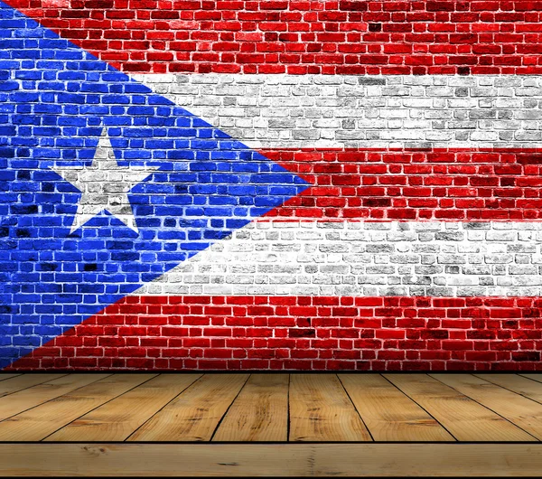 Flaga Portoryko malowane na mur z podłogi drewniane — Zdjęcie stockowe