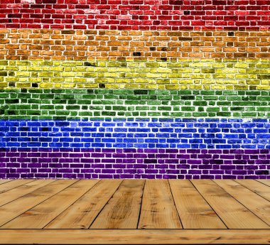Bayrak Lgbt hareketinin tuğla duvar ahşap floo ile boyanmış