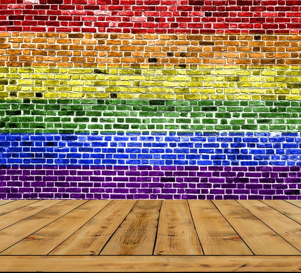 Flagge der lgbt-Bewegung auf Ziegelwand mit Holzboden gemalt — Stockfoto