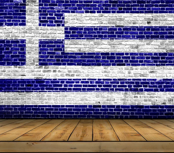 希腊国旗画在砖墙上与木地板 — 图库照片