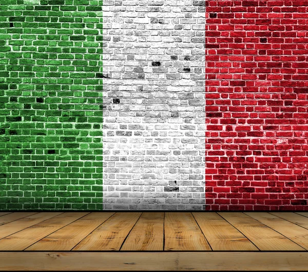 Italië vlag geschilderd op bakstenen muur met houten vloer — Stockfoto