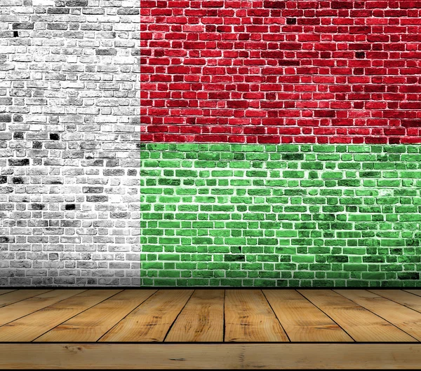 Madagaskar vlag geschilderd op bakstenen muur met houten vloer — Stockfoto