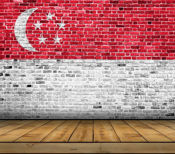 나무 바닥을 가진 벽돌 벽에 그려진 싱가포르 깃발 — 스톡 사진