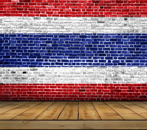 Thailändische Flagge auf Ziegelwand mit Holzboden gemalt — Stockfoto