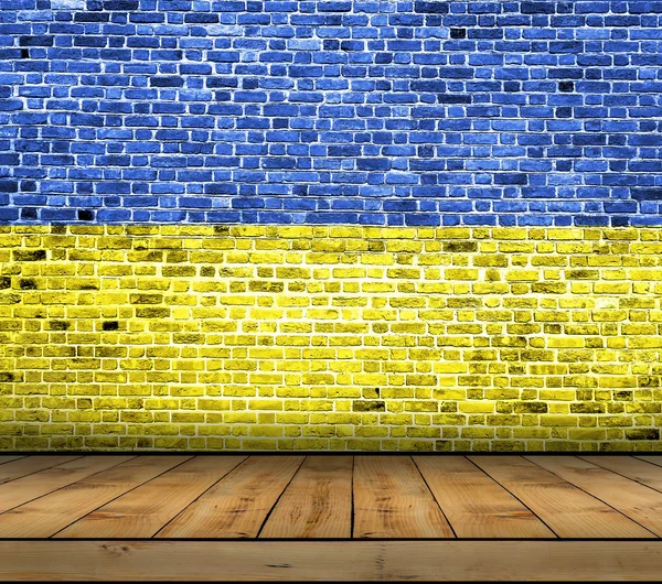 Прапор України намальовані на цегляну стіну з дерев'яні підлоги — стокове фото