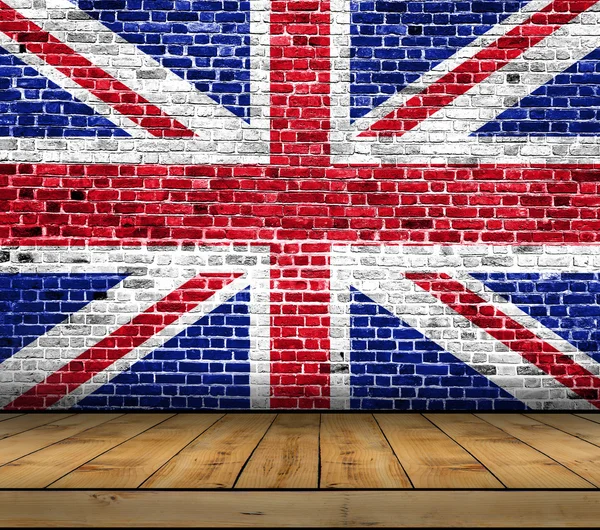 Bandeira do Reino Unido pintada na parede de tijolo com piso de madeira — Fotografia de Stock