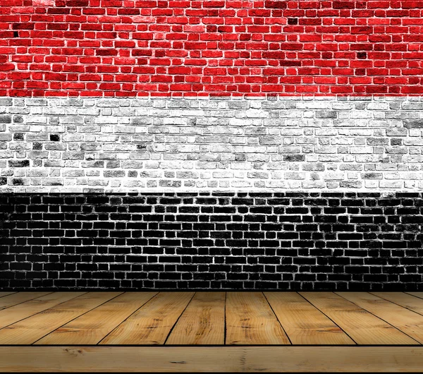 Bandeira do Iêmen pintada na parede de tijolo com piso de madeira — Fotografia de Stock