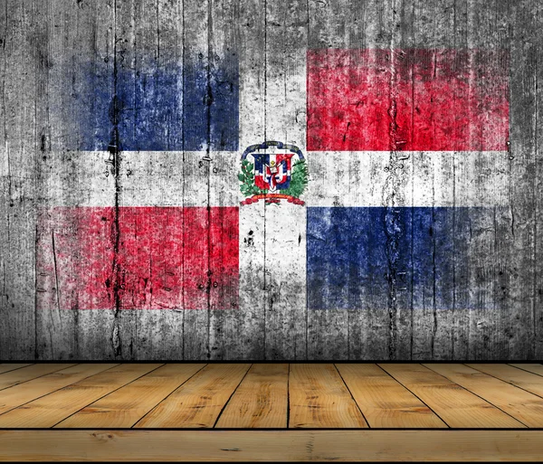 Флаг Доминиканской Республики окрашен на фоне серого бетона с деревянным полом — стоковое фото