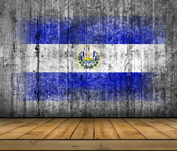 Bandeira de El Salvador pintada sobre fundo textura cinza concreto com piso de madeira — Fotografia de Stock