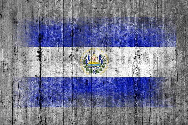 Флаг Сальвадора окрашен на фоне серого бетона — стоковое фото