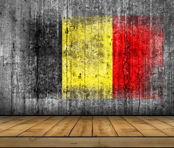 Belgien Flagge auf Hintergrund Textur grauen Beton mit Holzboden gemalt — Stockfoto