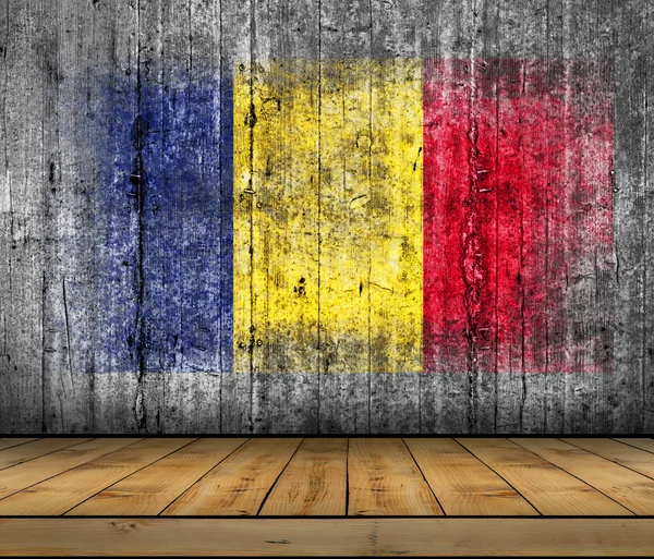 Bandera Chad pintada sobre fondo textura gris hormigón con suelo de madera — Foto de Stock