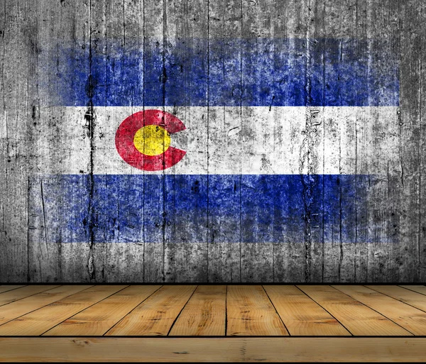 Colorado flaggan målad på bakgrunden konsistens grå betong med trägolv — Stockfoto