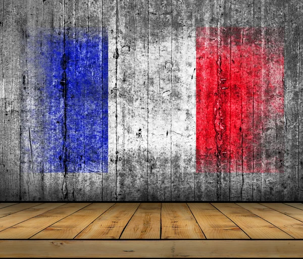 Bandera de Francia pintada sobre fondo textura gris hormigón con suelo de madera — Foto de Stock