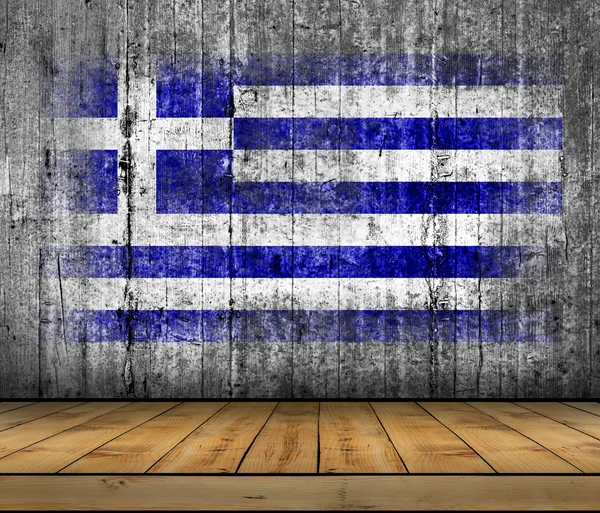 Греческий флаг, раскрашенный на фоне серого бетона с деревянным полом — стоковое фото