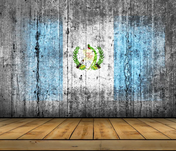 Bandeira da Guatemala pintada sobre fundo textura cinza concreto com piso de madeira — Fotografia de Stock
