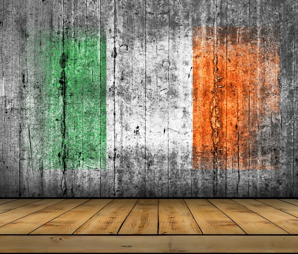 Drapeau Irlande peint sur fond texture béton gris avec plancher en bois — Photo