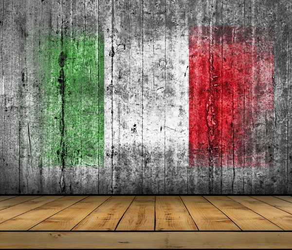 ธงอิตาลีที่ทาสีบนพื้นหลังคอนกรีตสีเทาที่มีพื้นไม้ — ภาพถ่ายสต็อก
