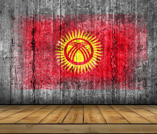 Bandera de Kirguistán pintada sobre fondo textura gris hormigón con suelo de madera — Foto de Stock