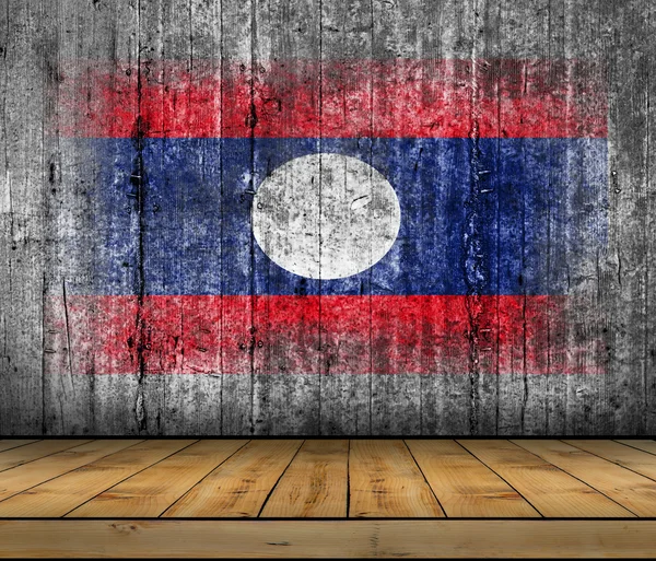 Laos bandeira pintada sobre fundo textura cinza concreto com piso de madeira — Fotografia de Stock