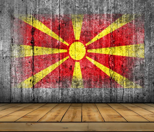 Bandera de Macedonia pintada sobre fondo textura gris hormigón con piso de madera — Foto de Stock