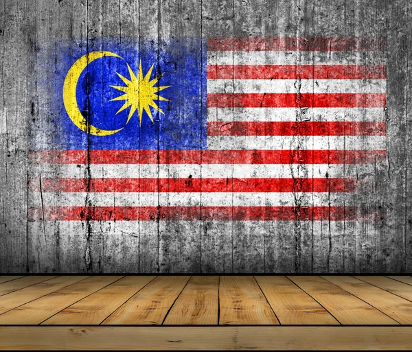 Malaysia bandiera dipinta su sfondo texture grigio cemento con pavimento in legno — Foto Stock