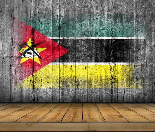 Mozambique vlag geschilderd op achtergrond textuur grijs beton met houten vloer — Stockfoto