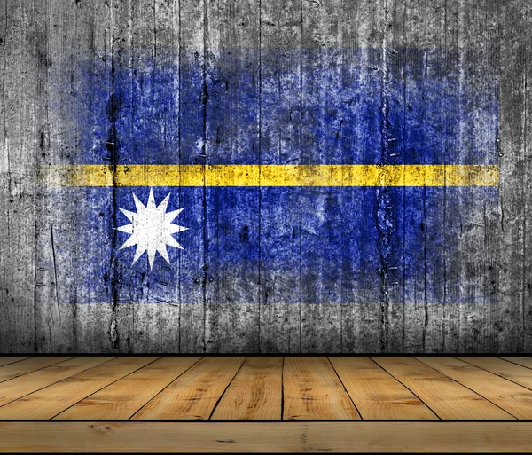 Drapeau Nauru peint sur fond texture béton gris avec plancher en bois — Photo