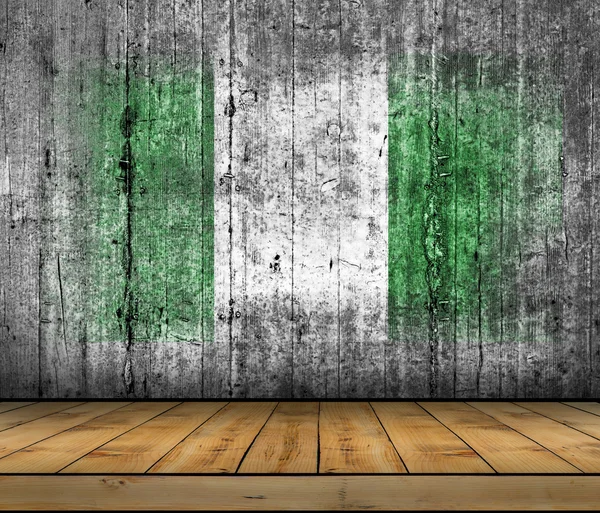 Nigeria bandiera dipinta su sfondo texture grigio cemento con pavimento in legno — Foto Stock