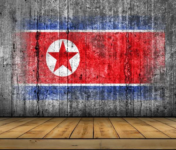나무 바닥과 콘크리트 배경 텍스처 회색에 그려진 북한 깃발 — 스톡 사진