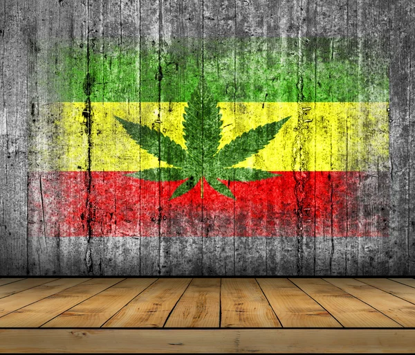 Drapeau Rasta peint sur fond texture béton gris avec plancher en bois — Photo