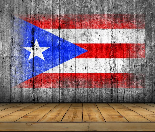 Bandera de Puerto Rico pintada sobre hormigón gris textura de fondo con piso de madera Imagen De Stock