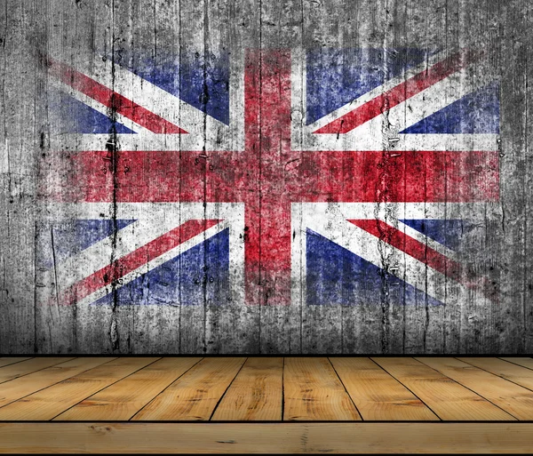 Bandeira do Reino Unido pintada sobre fundo textura cinza concreto com piso de madeira — Fotografia de Stock