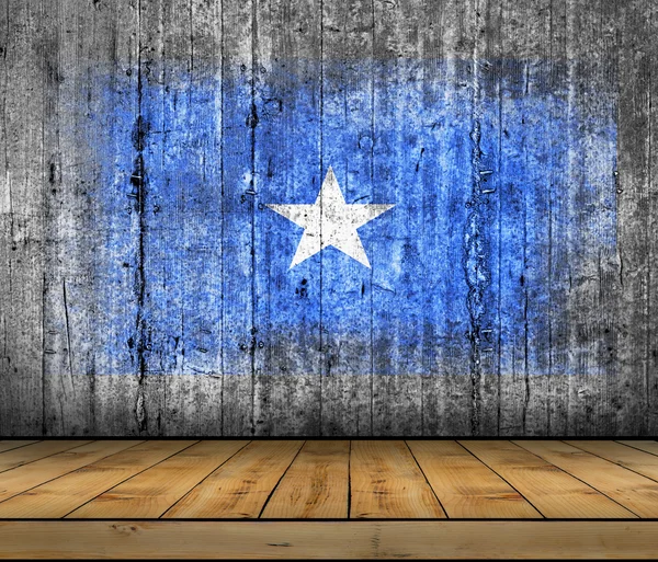 나무 바닥과 콘크리트 배경 텍스처 회색에 그려진 소말리아 국기 — 스톡 사진