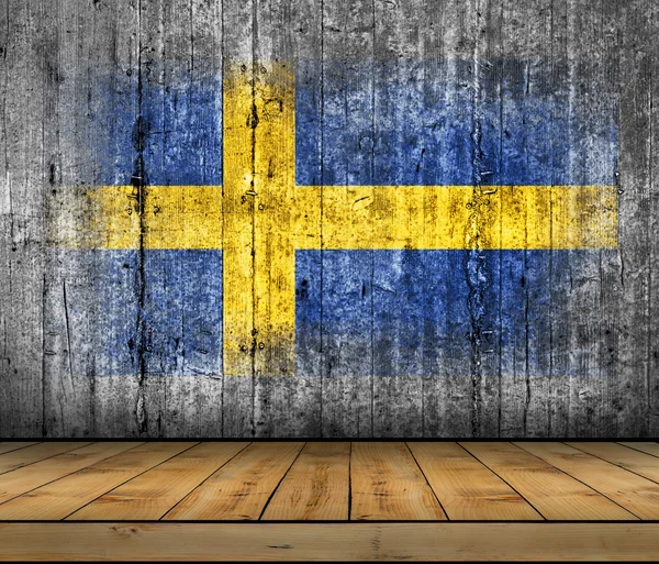 Schwedische Flagge auf Hintergrund Textur grauen Beton mit Holzboden gemalt — Stockfoto