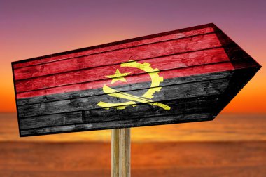 Angola bayrağı ahşap plaj arka plan üzerinde oturum
