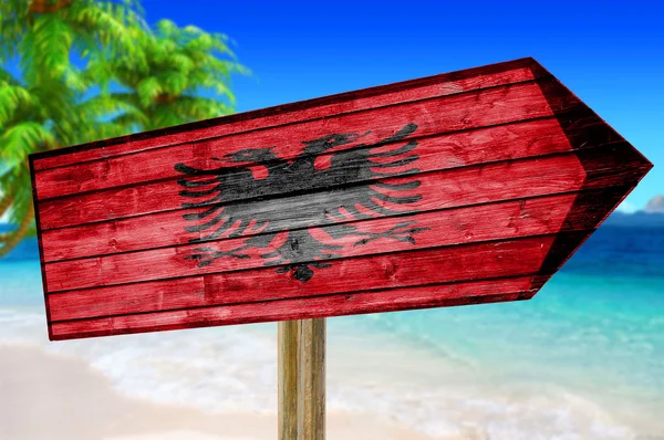 Σημαία της Αλβανίας ξύλινη ταμπέλα με ιστορικό beach — Φωτογραφία Αρχείου