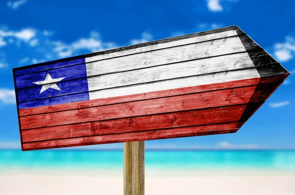 Cartel de madera Bandera de Chile sobre fondo de playa —  Fotos de Stock