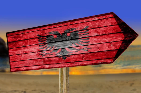 Vlajka Albánie vývěsní štít s pozadím beach — Stock fotografie